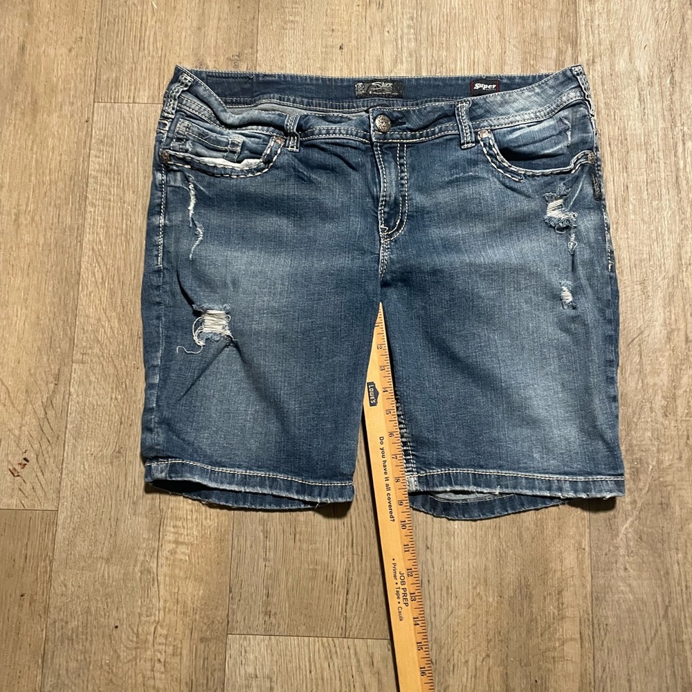 Silver Jeans Co Suki Distressed Bermuda Jean Shorts Blue Denim Size 22 length 9”